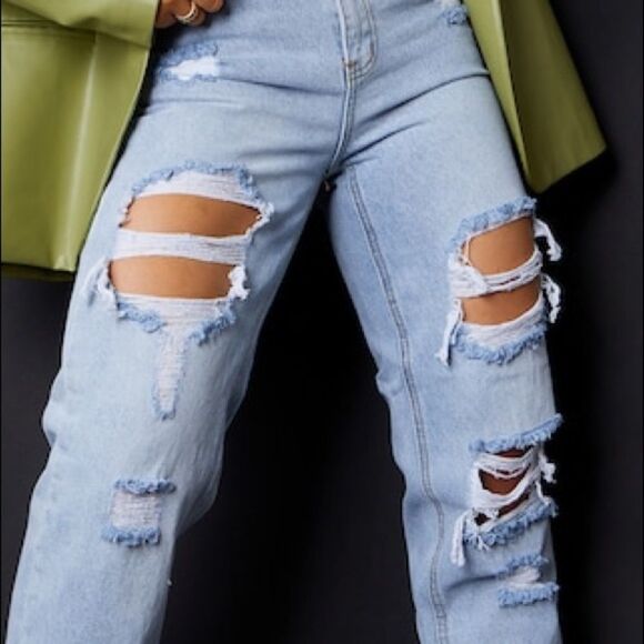✨HP✨PRETTYLITTLETHING Light Wash Ripped Mom Jeans✨ - Picture 9 of 9
